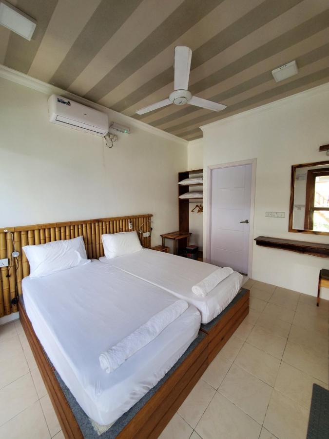 Sun & Surf Hotel Thulusdhoo Buitenkant foto