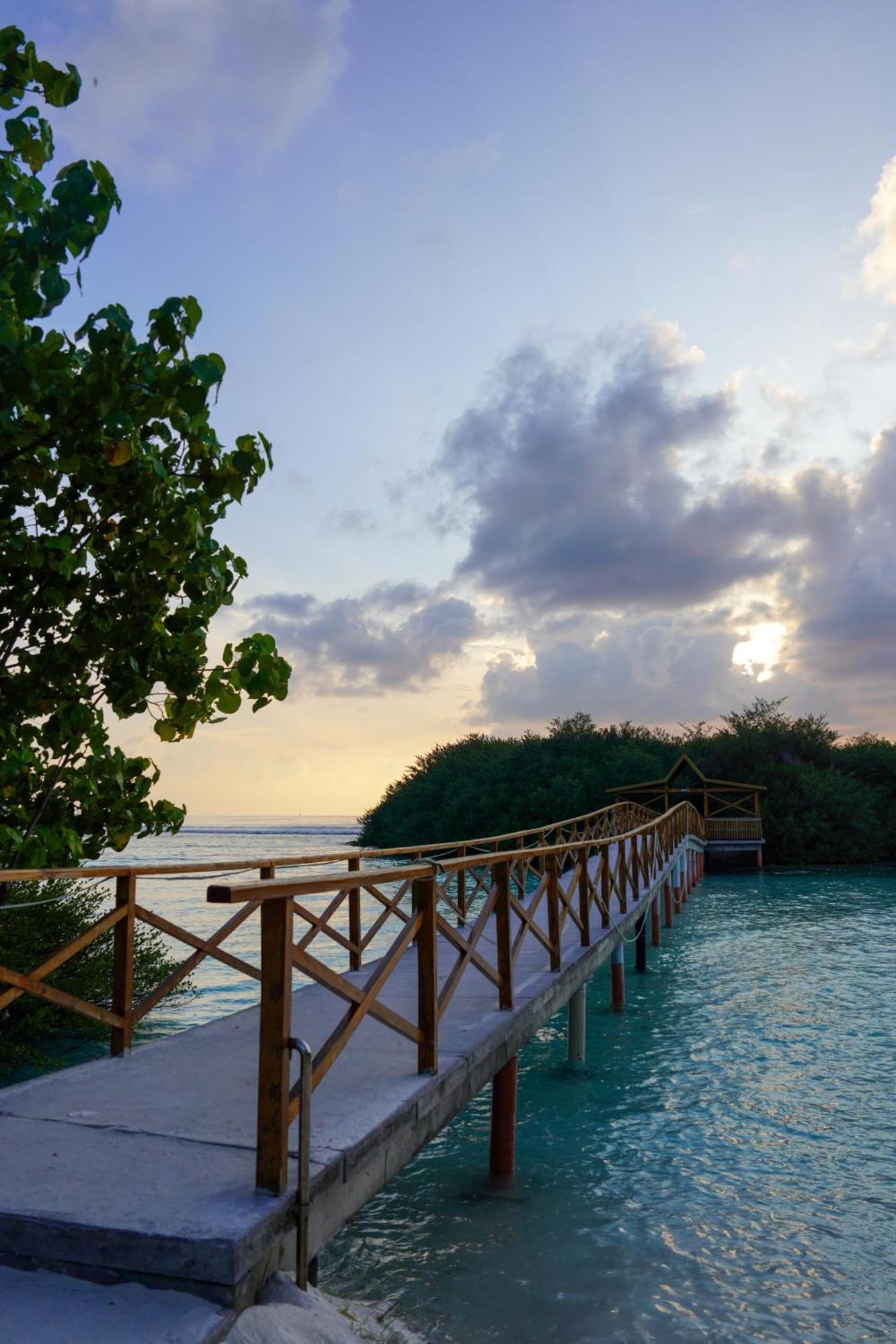 Sun & Surf Hotel Thulusdhoo Buitenkant foto
