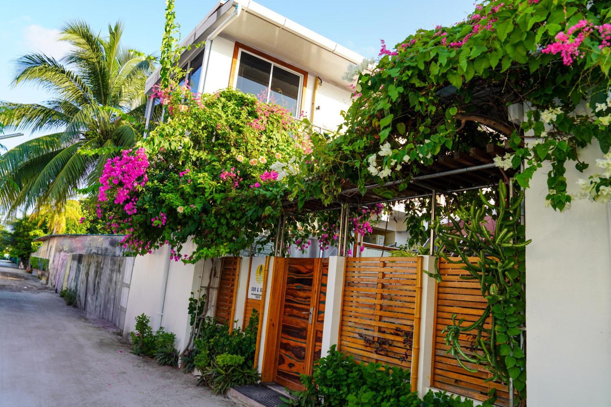 Sun & Surf Hotel Thulusdhoo Buitenkant foto