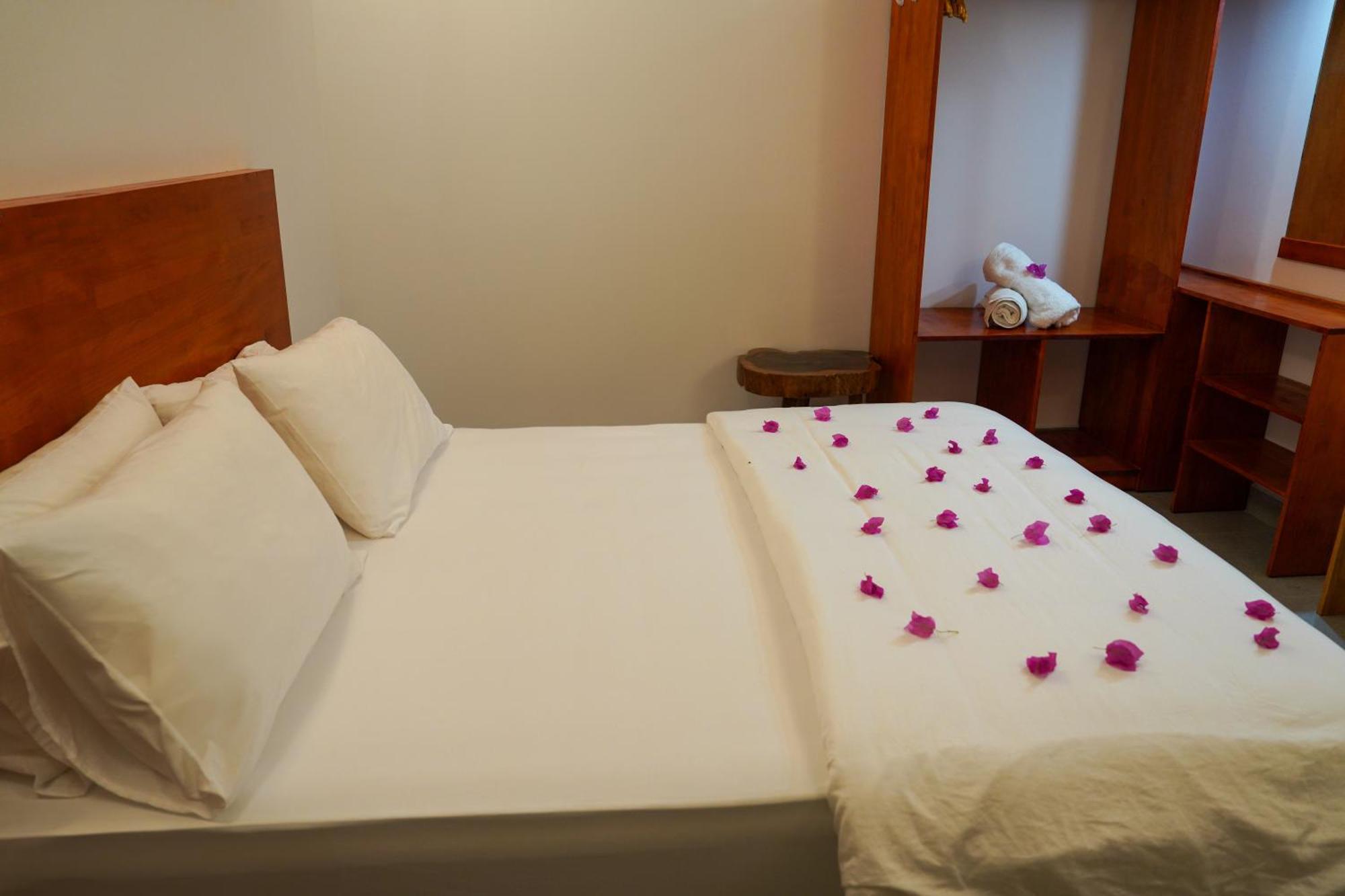 Sun & Surf Hotel Thulusdhoo Buitenkant foto